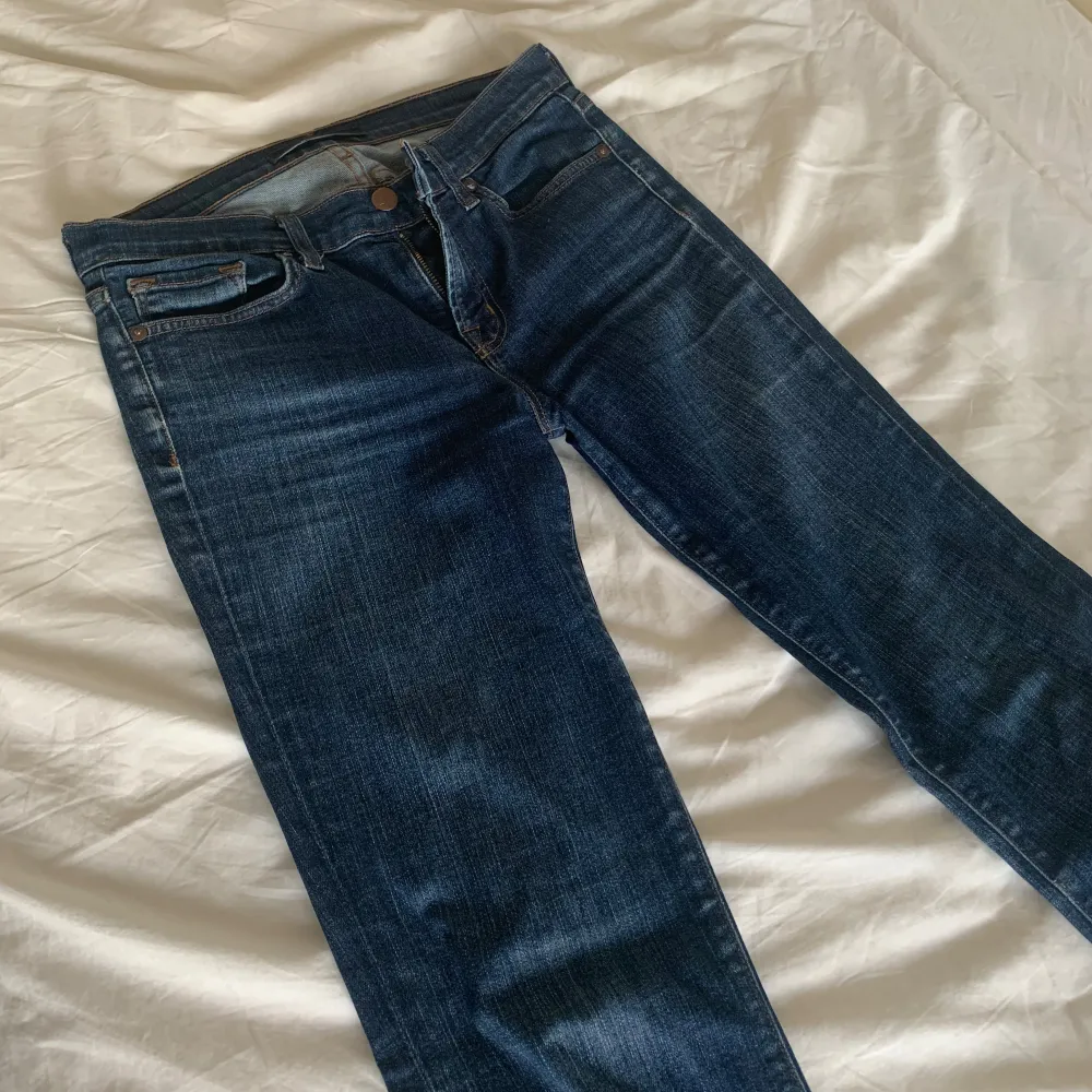 Lågmidjade mörkblåa jeans. Storlek W28 L32 men är stretchiga . Jeans & Byxor.