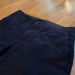 Marinblå Chinos J.Lindeberg - Tillsynes i Nyskick. Tillverkade i 100% bomull. Slim/Taper fit. 