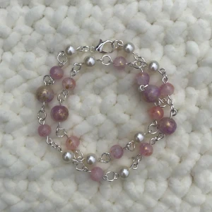 Halsband  - Vackert silverhalsband av rosa/vita och lila glaspärlor. Tillverkas på beställning. Finns även flera desiger och kan göra custom 