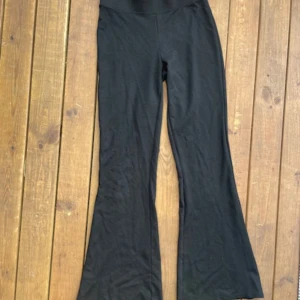 Utsvängda tights från ginatricot - Mycket använda!! Bra skick, skönt material Storlek S  säljer pågrund av för korta i benen  