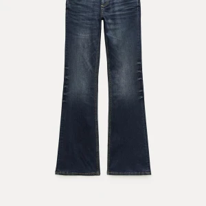 Zara jeans  - Helt slutsålda lågmidjade zara jeans i strl 34 stretchiga så passar även 36. Prislappen kvar