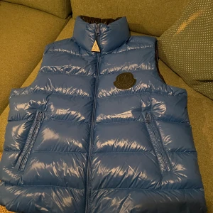 Moncler väst  - Kvalitet 10:10  Storlek 3  Märke moncler  Herr   Ny pris 9500 