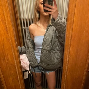 Zara jacka  - Grå zara jacka från Zara. Storlek S men är oversized☺️💕