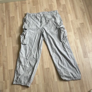 Gråa Baggy Cargo Pants - Anko baggy cargo pants, storlek L passar till längderna 170-180cm ca. Fickor längre ned vid midjan. Pris kan diskuteras.