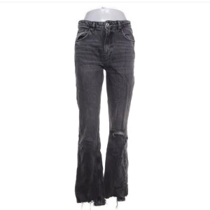 Gina jeans - Säljer dessa eftertraktade jeans från Gina Tricot som inte säljs längre. Lågmidjade bootcut med hål i knät.