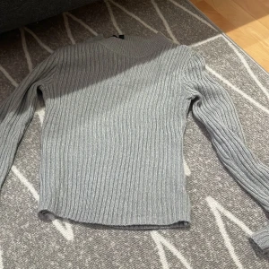 Tröja - Säljer en tröja från H&M  som aldrig kom till användning,köpte den för 150kr