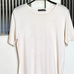 Off white  T-Shirt i siden  - Härlig T-shirt i 70% siden 30% bomull