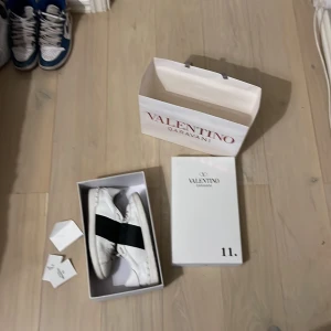 nån som vill byta mot ett par loubs svarta me spinkar helst - lite smutsiga men knappt använda men jag gör rent dom innan jag skickar