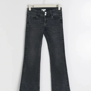 Bootcut low waist jeans  - säljer ett par såå fina bootcut low waisted jeans från Gina Tricot. jeansen är använda två gånger då de inte kommer till användning. vid snabbt köp kan köpas för 180kr annars 200kr