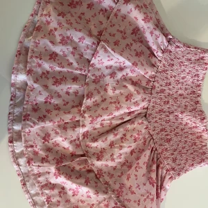 Gina tricot  - Knappt använd rosa Gina tricot kjol. Strechig midja passar jätte bra på mig som är 170cm men passade även bra på mig när jag va runt 150cm lång. Priset kan diskuteras!🩷