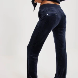 Juicy byxor - Säljer mina juicy byxor i strl xxs. De är uppsydda och passar mig som är 160. Nypris 1100kr. Tryck gärna på köp nu. Pris kan diskuteras vid snabb affär❣️