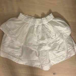 Vit volangkjol  - Ordinarie pris är 399kr  Aldrig använd, prislapp finns på plagget 