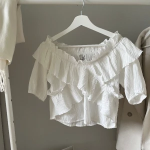 Off shoulder topp  från Nelly 😍 - Funkar att både ha off shoudler och som kortärmat 🤩 Från Nelly och ej använd.