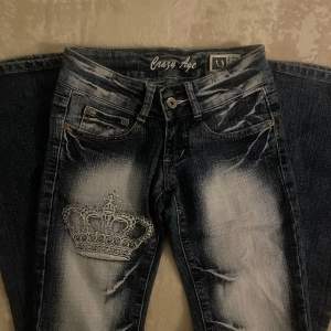 Superfina Crazy Age jeans i perfekt skick. Passar lågmidjat och bootcut. Kan skicka mått på dem om det önskas! Kolla gärna min profil då jag lägger upp mycket liknande 💛