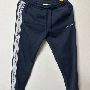 Peak performance byxor  - Sweatpants i perfekt skick, där den inte har någon som helst fläckar eller skador. JR WCT PANT G76850. Storlek 170.