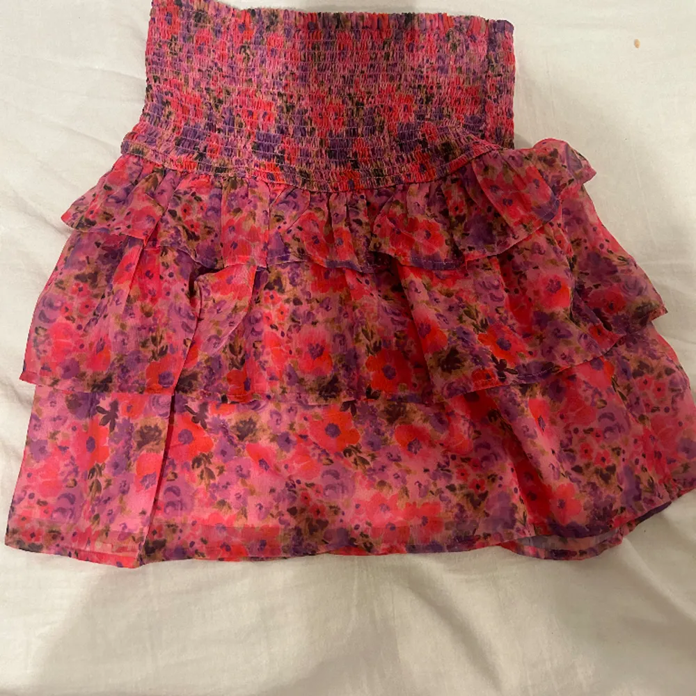 somrig volang kjol från bikbok! jättebra skick, använd en gång🩷 . Kjolar.