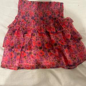 somrig volang kjol från bikbok! jättebra skick, använd en gång🩷 