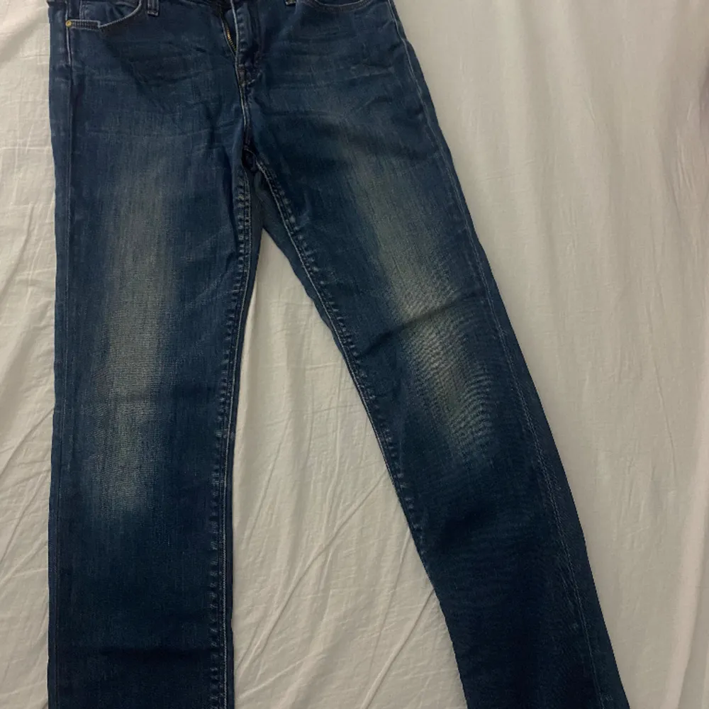 Blåa straight jeans, storlek S, helt nya, säljs för 200 kr. . Jeans & Byxor.