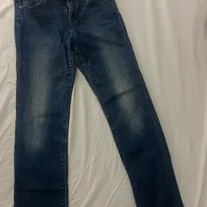 Blåa straight jeans, storlek S, helt nya, säljs för 200 kr. 