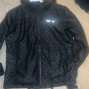 Träningsjacka💓 - Jackan är använd ett flertal gånger och är i storlek XS🩷🩷frakt ingår ej 