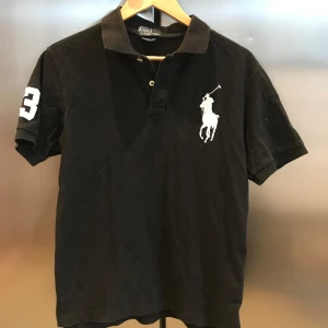 Ralph Lauren piké - Väldigt schysst piké, med neutrala färger och lätt att ha på sig!