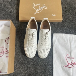 Christian Louboutin - Tja, säljer dessa vita christian louboutinsen till ett grymt pris. De är äkta och äktighetsbevis finns! 2x dustabags, box, extra snören, extra nita tillkommer! Pris går att diskutera vid snabb affär!!! Kom PM för mer bilder eller information!
