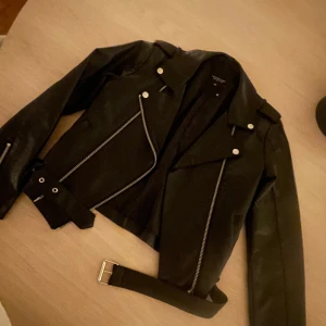Skinnjacka - Svart skinnjacka🫶 Inte äkta skinn!! Köptes för 400kr säljer för 200kr