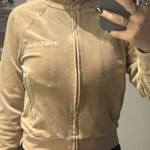 Juicy Couture tröja - Mönstrad beige juicy couture tröja i storlek S. Sitter bra på mig som vanligtvis har XS. Fint skick och inga slitningar eller hål💞har matchande byxor i min profil
