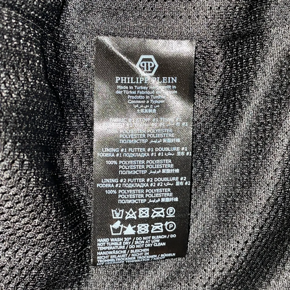 Tja! hittade denna jackan som legat ett tag i garderoben men tänker att det är dags att sälja. Den är i storlek M och blev köpt för några år sedan. Jag glömde dock bort att jag hade den så den är knappt använd.. Jackor.