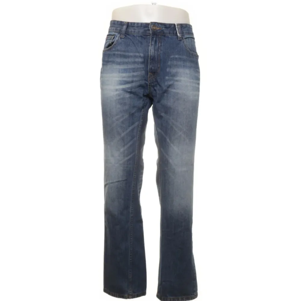 Jeans från Lee Cooper köpta på sellpy, aldrig använda, endast testade. Bra skick. Lappen fortfarande kvar. Mer info på sista bilden, säljer via köp nu👖👖👖. Jeans & Byxor.
