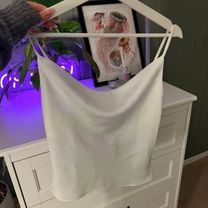 Topp - Linne från Gina tricot, knappt använt så i bra skick💘