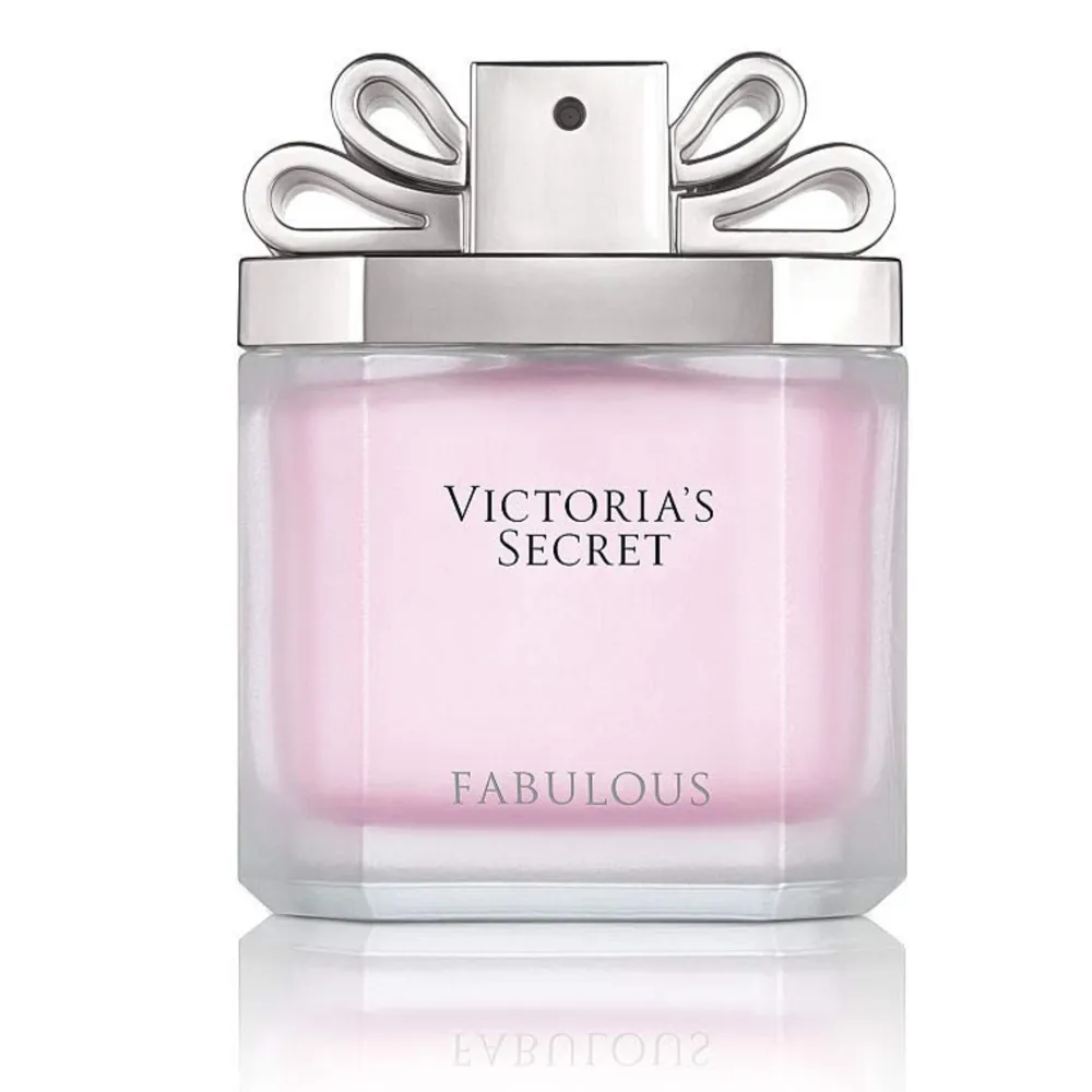 Victoria's Secret Fabulous parfym.  Blommig fräsch doft. Toppnoterna är viol och söt aprikos, underton av mysk, vanilj och sandelträ.  Nypris 700 kr. Nästan full, bild två  visar  hur mycket det. Övrigt.