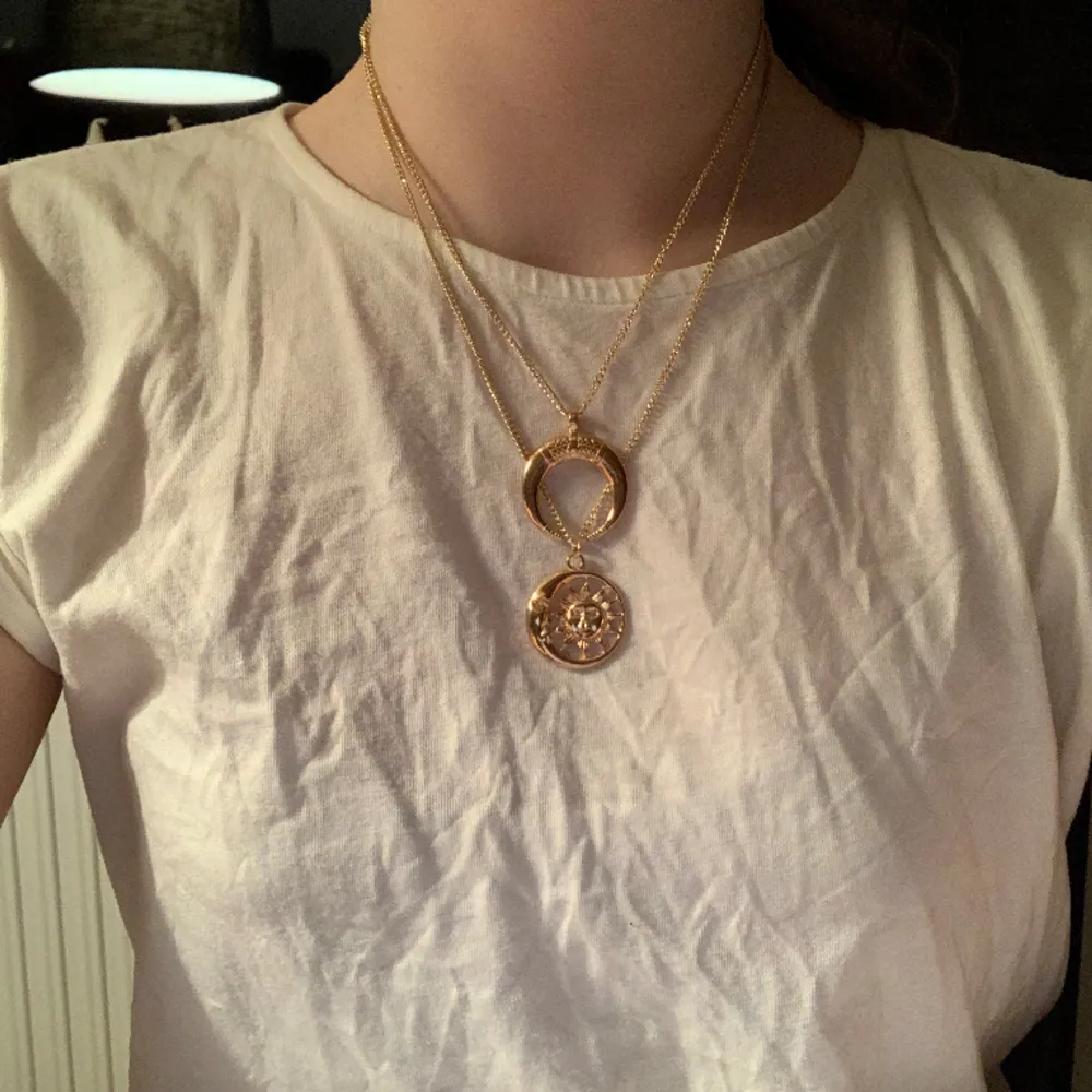 Super vackert guld halsband i en måne och sol. Jag säljer halsbandet för 35kr.🌞🌙. Accessoarer.