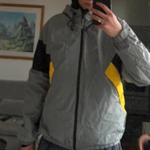 Regn/vind jacka- perfekt till våren!  - Helt oanvänd vind/regn-jack! I gott skick. Perfekt till våren! Storlek S i herr! 