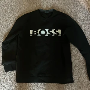 Hugo boss tröja  - Säljer då min Hugo boss sweatshirt eftersom den är för liten och den är som ny  skriv för mer bilder eller frågor 