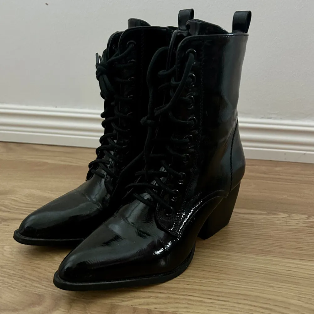 Svarta boots med snörning framtill. De är i storlek 36 och har endast använts en gång så de är i superbra skick🖤💄. Skor.
