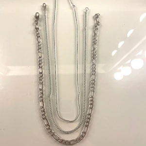 3 st silver halsband  - Har knappt haft på mig dem och de är köpta från WeekDay.