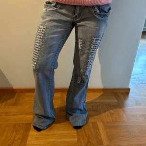 Ett par så coola, unika jeans med slitningar. Lowwaist, bootcut passform. Modellen på bilden är 165, men de är något stora på henne. Midjemåttet är 43 och innerbenslängd 84. Skriv för mer info💕