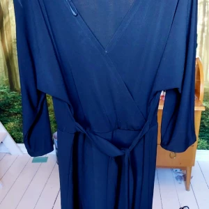 Omlottklänning Black label - Tunn omlottklänning från Lager 157