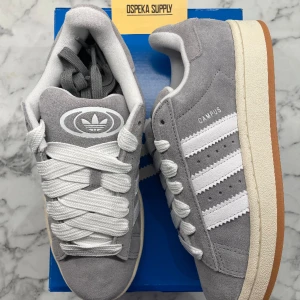Adidas Campus 00s Grey White - Helt nya och oanvända Adidas Campus 00s Grey White i Storleken 39 1/3. Pris: 1399+frakt. Finns en tillgängliga i denna storlek så passa på!   Skicka ett meddelande vid intresse eller frågor. 