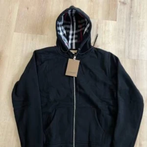 Burberry Kofta - Hej! Säljer min burberry kofta Xl, bara ett fåtal använt. Anledning till att jag väljer och sälja den är att jag inte tar på mig sånt längre eftersom jag tycker att det inte passar bra med min styl. Väldigt bekväm annars och bra i kvalitet. Mvh 