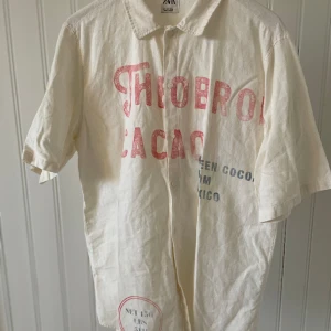 Linneskjorta ZARA - Tjena! Säljer denna sjukt fräscha linneskjortan från Zara ☝️ Storlek S.  Pris 200kr plus frakt! 📦 Om du har någon mer fråga är det bara och kontakta! 😁