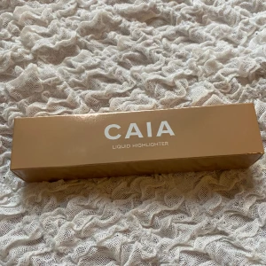 Caia liquid highlighter - Helt oanvänd liquid highlighter i färgen Bronzed Beach. Säljer för 200kr (ordpris  295kr)