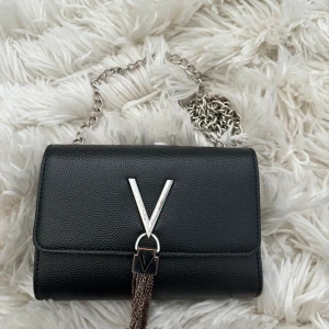 Valentino axelarms väska  - säljer denna fina väska då den inte kommer till någon användning längre, snygg och enkel väska som passar till allt💖köpt här på plick ( kedjan har rostat lite ) 