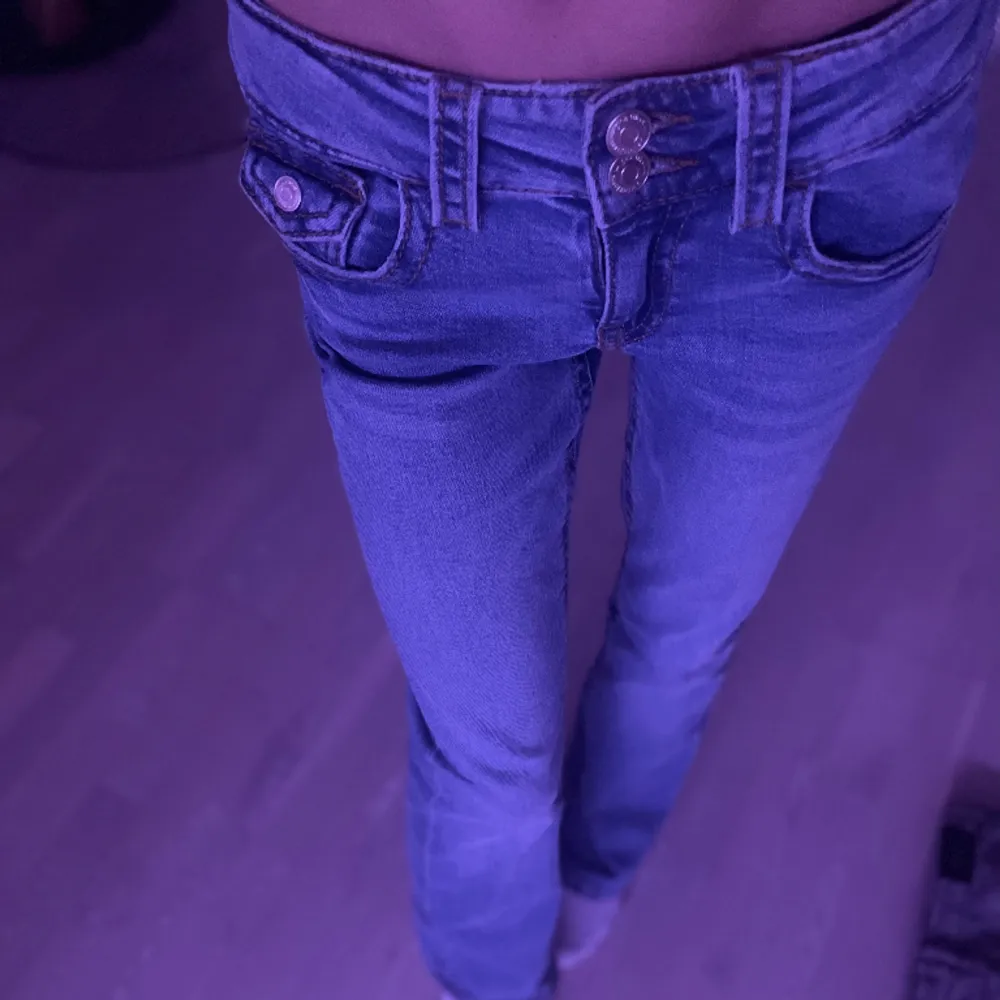 Har använt en gång och säljer för jag har för mkt kläder helt enkelt. Lågmidjade bootcut jeans från Gina Young. De är i nyskick och har en snygg detalj på vänster fram ficka. Passar mig som är 160. Skriv för fler bilder/mått.❤️. Jeans & Byxor.