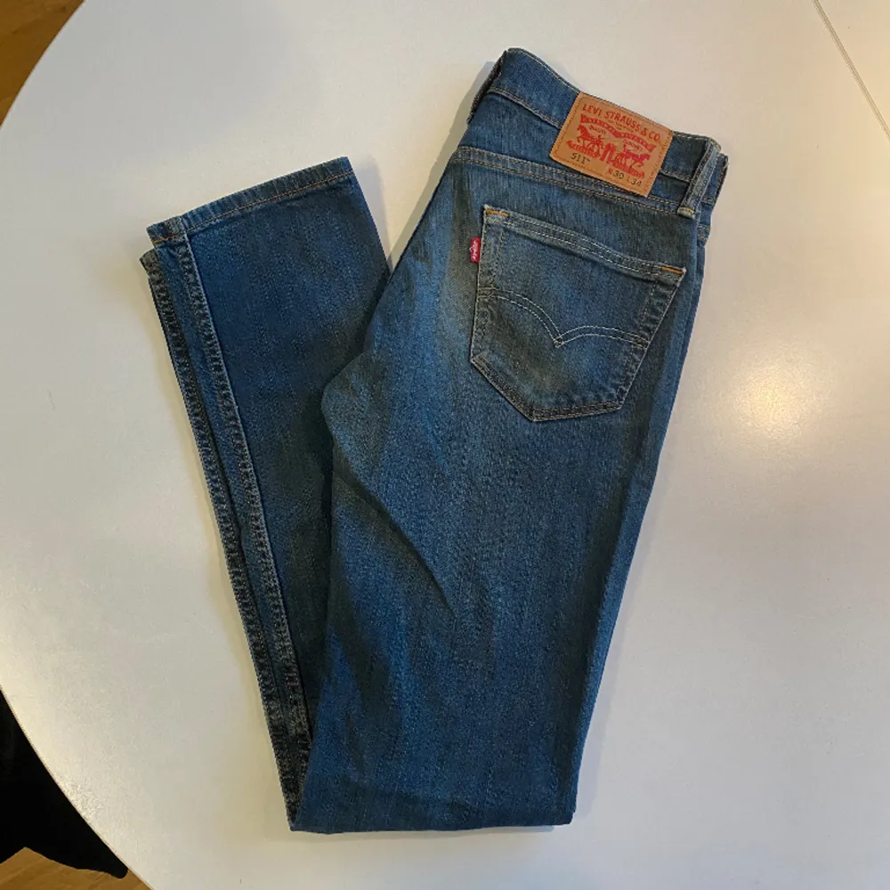 Tja! Säljer ett par feta Levis 511 jeans i jättefint skick. Nypris runt 1200! Mitt pris 299. Hör gärna av dig för fler bilder eller eventuella frågor. . Jeans & Byxor.