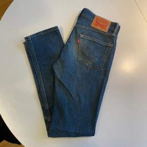 Tja! Säljer ett par feta Levis 511 jeans i jättefint skick. Nypris runt 1200! Mitt pris 299. Hör gärna av dig för fler bilder eller eventuella frågor. 