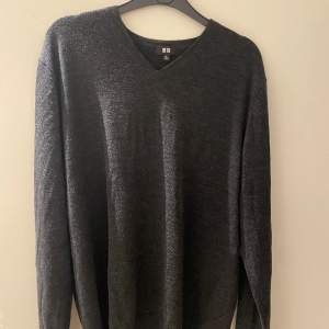 Långärmad tröja från Uniqlo med V-ringad nacke. 100% ylle. Knappt använd och i bra skick. Obs: tröjan som säljs är mer mörkgrå jämför med tröjan från Uniqlos hemsida.