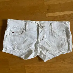 Lågmidjade vita vintage shorts från Hollister som inte säljs längre. Storlek w24, passar som xs. Midjemått: 39 cm. Lite ”slitna detaljer”, mönster på fickorna och brun Hollister detalj. Inga fläckar eller hål. Nypris 500, säljer för 250.