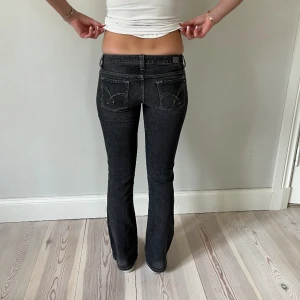 Lågmidjade jeans - Jeans nr: 8  Midjemått(rätt över): 37 Innerbenslängd: 75 Modellen är: 170   Skriv om ni har några frågor💗//Perfectjeans